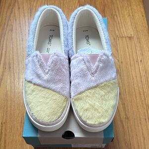 TOMS Women Fuzzy Slippers
